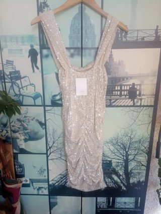 Vestido lentejuelas corto de color champán