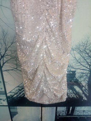 Vestido lentejuelas corto de color champán