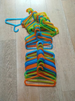 Lote de 50 perchas infantiles de plástico