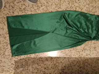 Vestido verde satinado con abertura