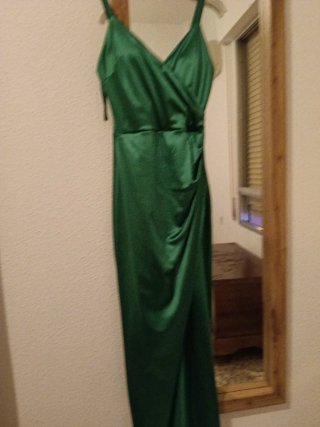 Vestido verde satinado con abertura