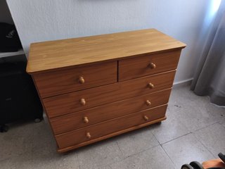 Cómoda de madera y mesitas de noche a juego.