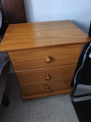 Cómoda de madera y mesitas de noche a juego.