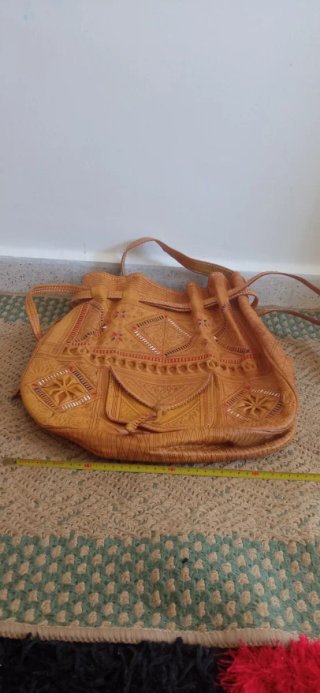 Bolso de cuero artesanal con grabados