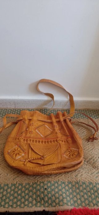 Bolso de cuero artesanal con grabados