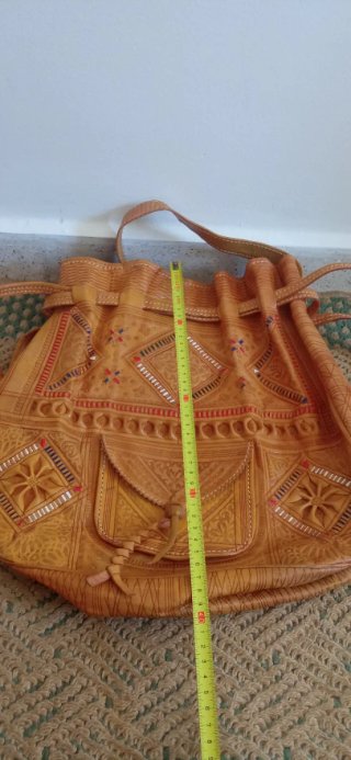 Bolso de cuero artesanal con grabados