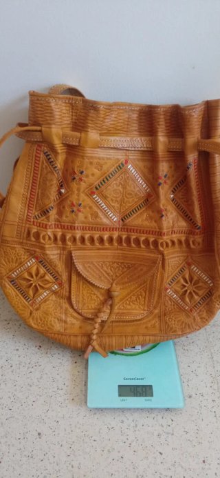 Bolso de cuero artesanal con grabados