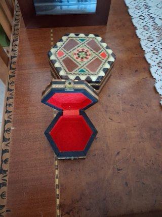 Caja hexagonal artesanal marquetería