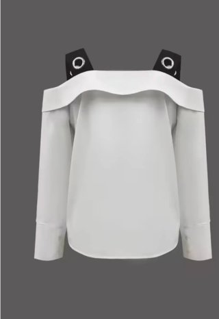 Blusa blanca con tirantes negros y ojales