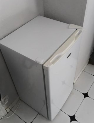 Nevera pequeña con congelador,moderna y funcional.