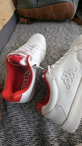 Zapatillas Kappa Blancas y Rojas