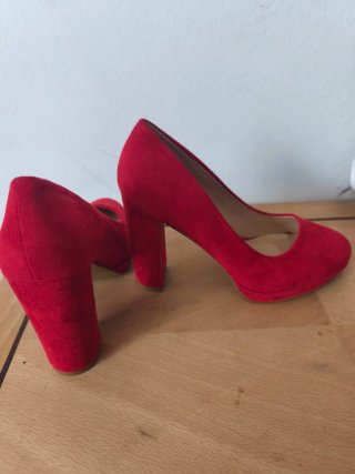 Zapatos de tacón rojos