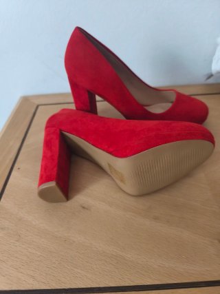 Zapatos de tacón rojos