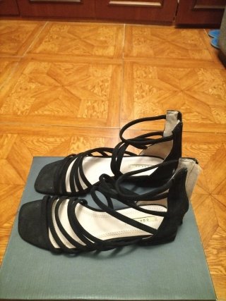 Sandalias negras con cremallera y tacón bajo