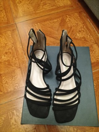 Sandalias negras con cremallera y tacón bajo