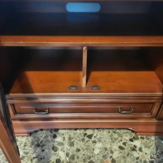Mueble de madera con puertas de cristal