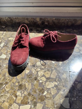 Zapatos de ante rojos y negros