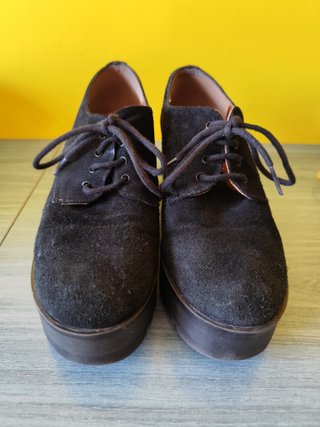 Zapatos de ante rojos y negros