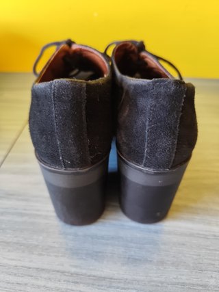 Zapatos de ante rojos y negros
