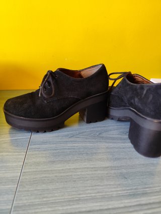 Zapatos de ante rojos y negros