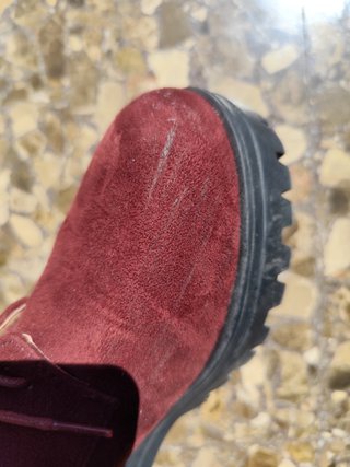 Zapatos de ante rojos y negros