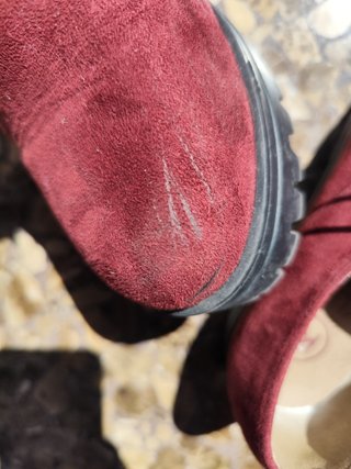 Zapatos de ante rojos y negros