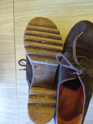 Zapatos de ante rojos y negros