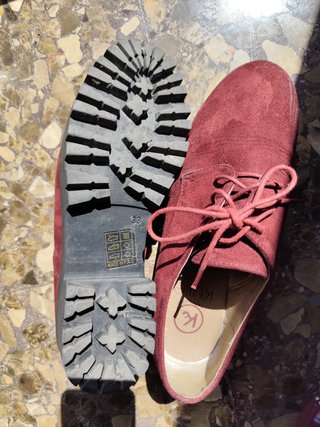 Zapatos de ante rojos y negros