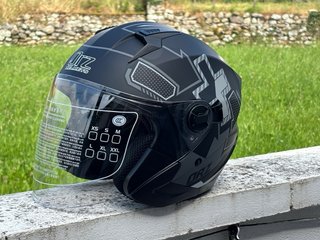 Casco de moto negro mate