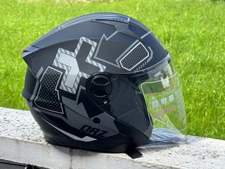 Casco de moto negro mate