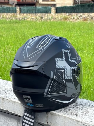Casco de moto negro mate