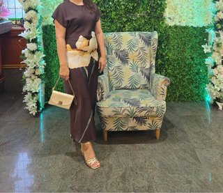 Vestido midi Sfera satinado flor marrón
