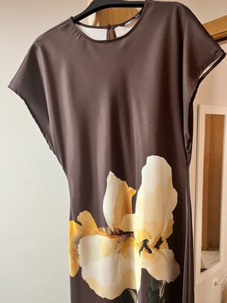 Vestido midi Sfera satinado flor marrón