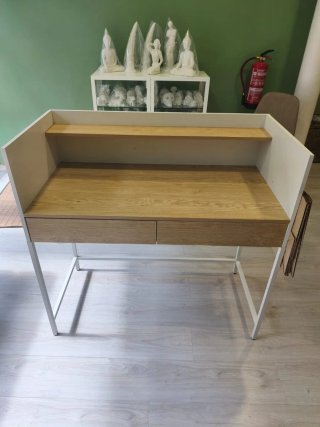 Escritorio de madera y metal