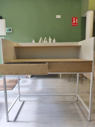 Escritorio de madera y metal
