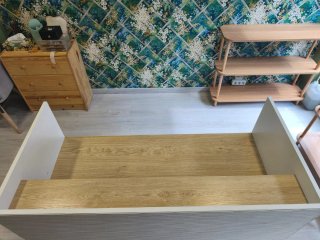 Escritorio de madera y metal