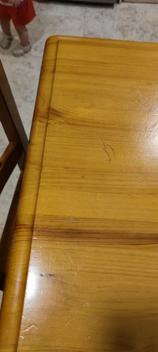 Mesa de madera (sin sillas)