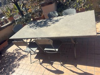 Tavolo in peperino con sedie e panche e sedie
