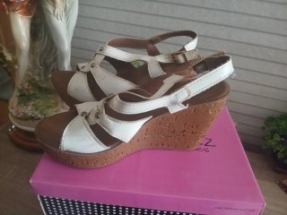 Sandalias de tacón blancas y marrones
