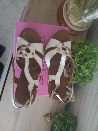 Sandalias de tacón blancas y marrones
