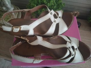 Sandalias de tacón blancas y marrones