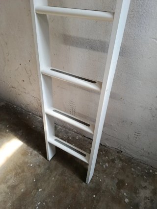 Escalera juvenil blanca