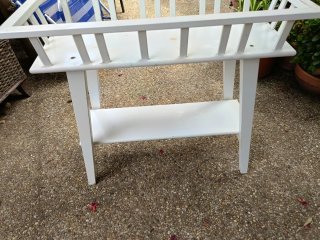 Mesita auxiliar blanca de madera y metal