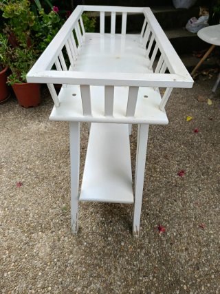 Mesita auxiliar blanca de madera y metal