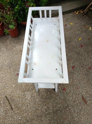 Mesita auxiliar blanca de madera y metal