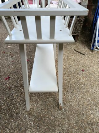 Mesita auxiliar blanca de madera y metal