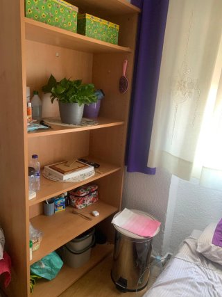 Estantería de madera con espacios amplios