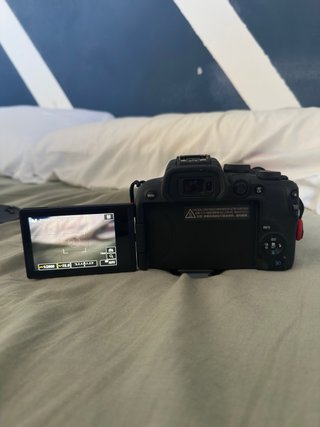 Canon EOS R10 + Sigma 18-50mm + 3 Baterías