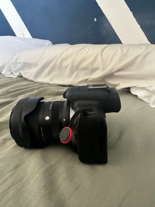 Canon EOS R10 + Sigma 18-50mm + 3 Baterías