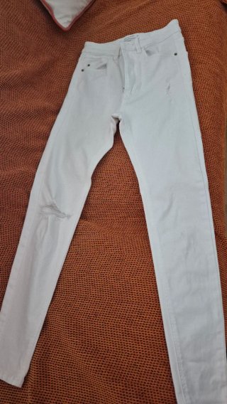 Pantalón pitillo vaquero blanco roto